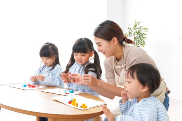 Children's nurse and kindergarten child